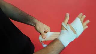 COME METTERE I BENDAGGI DA BOXE 1° METODO  HOW TO WRAP YOUR HANDS for boxingkickThai [upl. by Capps]