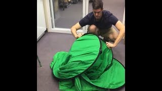 How to quickly fold the quotImpact Super Collapsible Backgroundquot  Pop up Green Screen [upl. by Nahem]