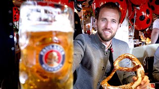 Traditioneller OktoberfestBesuch  Die Ankunft des FC Bayern auf der Wiesn 🥨 [upl. by Nerac]