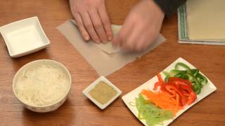 Vietnamese loempia vouwen  How to fold a spring roll [upl. by Angelle]