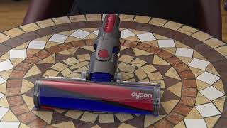 Dyson V11 Absolute Pro  Reinigung der Elektrobürste mit Softwalze [upl. by Pizor252]