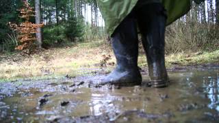 Gummistiefel in Regen und Sturm [upl. by Ainnos]